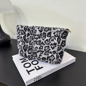 Luipaard print nylon gewatteerde handtas detail, casual gevoerde cosmetische tas.