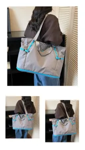 Grand sac de voyage extensible avec sangles bicolores élégantes et tissu à carreaux durable.