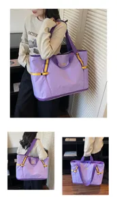 Vue détaillée du grand sac de voyage violet au design color-block, pratique et élégant.