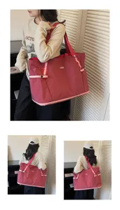 Vue detaillee du grand sac de voyage cabas avec motif carrele elegant et grand espace.