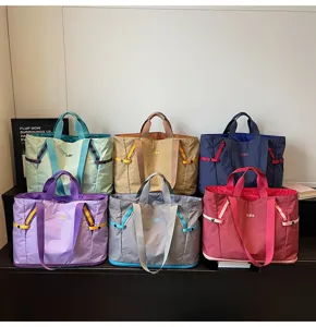 Vue détaillée du grand sac cabas colorblock, sac de rangement de voyage très pratique.