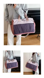 Grote reistas duffel bag voor korte trip en fitness sporttas met schouderriem.