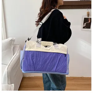 Detail van grote reistas duffel, multifunctioneel waterdicht opslagontwerp voor korte reizen en reizen.