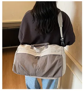 Detailansicht der großen Reisetasche im zweifarbigen Grau- und Cremetondesign.