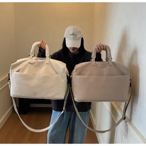Grand sac de voyage spacieux avec bandoulière réglable pour voyages et fitness.