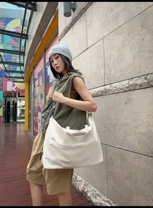 Large capacity travel shoulder bag for women and men, casual urban style casual daily use.