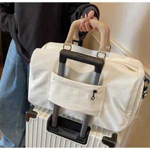 Große Reisegepäck-Tasche mit Kofferband und praktischer Reißverschlusstasche für Kurztrips.