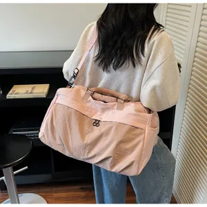 Detailansicht der großen rosa Reisetasche mit Schultergurt, ideal für Fitness und Reisen.