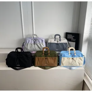 Grosse Reisetasche in mehreren Farben, erweiterbares Design für Sport und kurze Ausflüge.