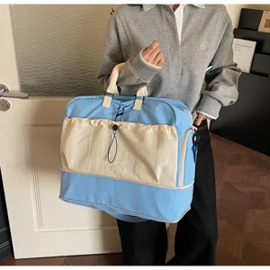 Detailansicht der großen Reisedosche mit Trocken-Nass-Trennung in modernem blauem Design.