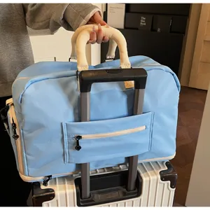 Große Reistasche mit Trolley-Halterung im Detail, ideal für Kurztrips und Fitnessaktivitäten.