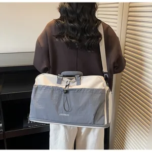 Große Reisetasche Detailansicht, lässiger Schultertragestil für Outdoor und Fitness.