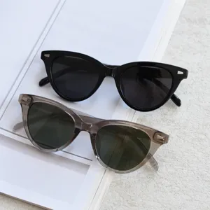 Retro cat eye polarized sunglasses for men and women, classic black and grey color.