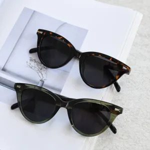 Vintage cat-eye polarized sunglasses for women and men, stylish TR90 frame for street fashion.