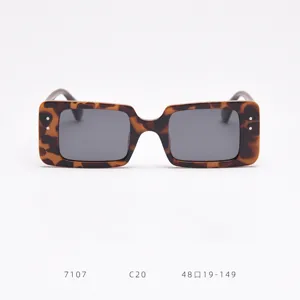 Retro square tortoise shell polarized sunglasses for women and men, stylish street fashion eyewear.