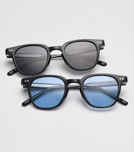 Lunettes de soleil noires élégantes avec verres bleus et sombres pour femmes et hommes chic.