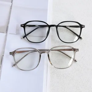 Montature per occhiali da vista in stile giapponese leggero, eleganti montature trasparenti e nere.