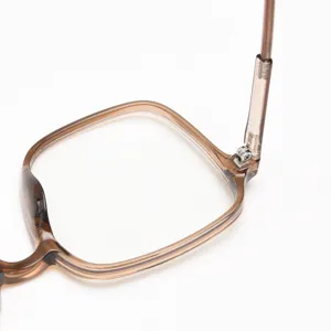 Vista detallada de montura de gafas cuadrada transparente marrón con bisagra resistente.