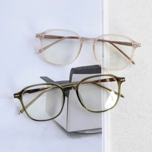 Vista dettagliata di eleganti montature per occhiali TR90, design rotondo leggero per uso quotidiano.