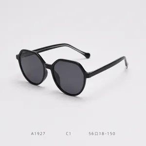 Elegante polygonale Damen Sonnenbrille mit polarisierten Gläsern und leichtem TR90 Gestell.