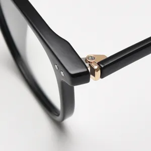 Gros plan detail charniere metal monture lunettes noire style retro unisexe detail