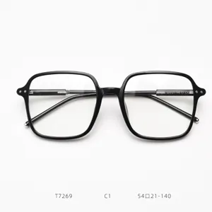 Primer plano detallado de la elegante montura de gafas cuadrada negra con dimensiones.