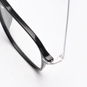Gros plan detail de la charniere de monture de lunettes noire et branche metal, beau design.