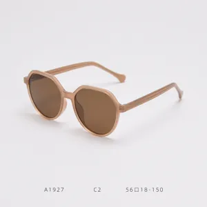 Detailaufnahme der stilvollen, polygonalen Sonnenbrille mit braunem Gestell und Gläsern.