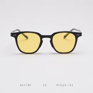 Gros plan sur la monture noire elegante avec verres jaunes et details optiques precis.