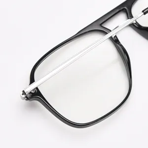 Gros plan détaillé de la monture de lunettes optique rétro noire et argentée double pont