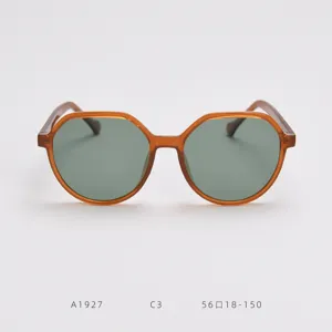 Detailansicht einer polygonalen TR90 polarisierten Sonnenbrille mit bernsteinfarbenem Rahmen.