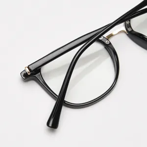 Gros plan détail de monture de lunettes optique noire rétro, accents en métal, unisexe.