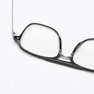 Gros plan détail de la monture de lunettes noire à double pont tendance et style rétro.