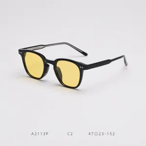 Vue détaillée de lunettes de soleil tendance à monture noire et verres jaunes.