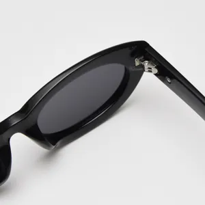 Black retro oval cat-eye sunglasses, trendy polarized sun glasses for women and men.
