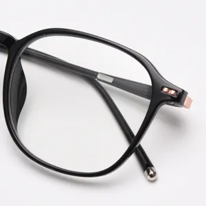 Primo piano di una montatura per occhiali nera in TR90 con eleganti dettagli metallici.