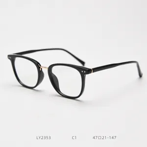 Gros plan détaillé de la monture de lunettes optiques noire rétro avec pont doré.