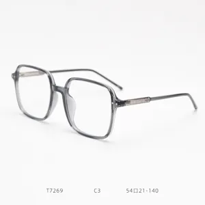 Grandes gafas cuadradas, montura óptica gris transparente de moda para el uso diario.