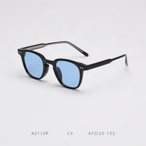 Vue détaillée de lunettes de soleil à monture noire et verres polarisés bleu clair au quotidien.