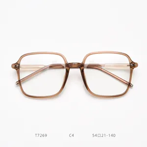 Monturas de gafas cuadradas marrones transparentes, óptica clásica con diseño moderno para uso diario.
