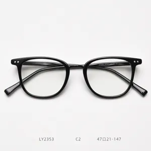 Vue détaillée de la monture de lunettes noire, monture optique vintage pour un usage quotidien.