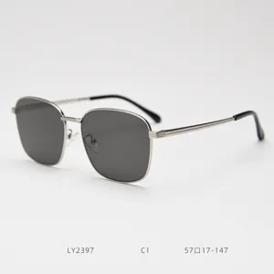 Retro metal square sunglasses for men and women, stylish sun protection eyewear for outdoor travel.