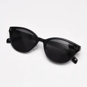 Detailed view of black TR90 cat-eye polarized sunglasses showing frame texture and finish.
