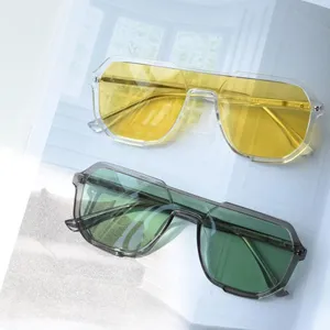 Monture de lunettes optiques rétro tendance à double pont avec verres géométriques élégants.