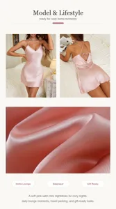 Vue détaillée de la nuisette en satin rose avec dos croisé et texture de tissu luxueuse.