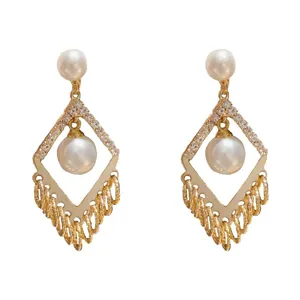 Elegante geometrische gouden hangende oorbellen met witte parels en kristal kwastjes