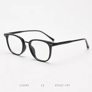 Vue détaillée de la monture de lunettes de vue noire vintage au design rétro classique.