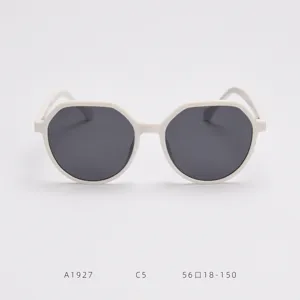 Nahaufnahme der trendigen weißen, polygonalen Sonnenbrille mit dunklen Gläsern.