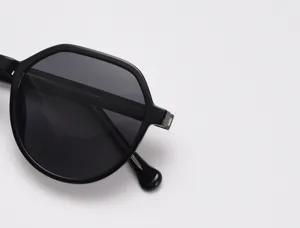 Nahaufnahme einer schwarzen polygonalen polarisierten Sonnenbrille mit TR90 Fassung chic.