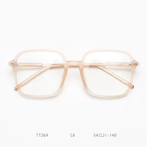 Primer plano detallado de las elegantes gafas cuadradas rosas de moda, perfectas para el uso diario.